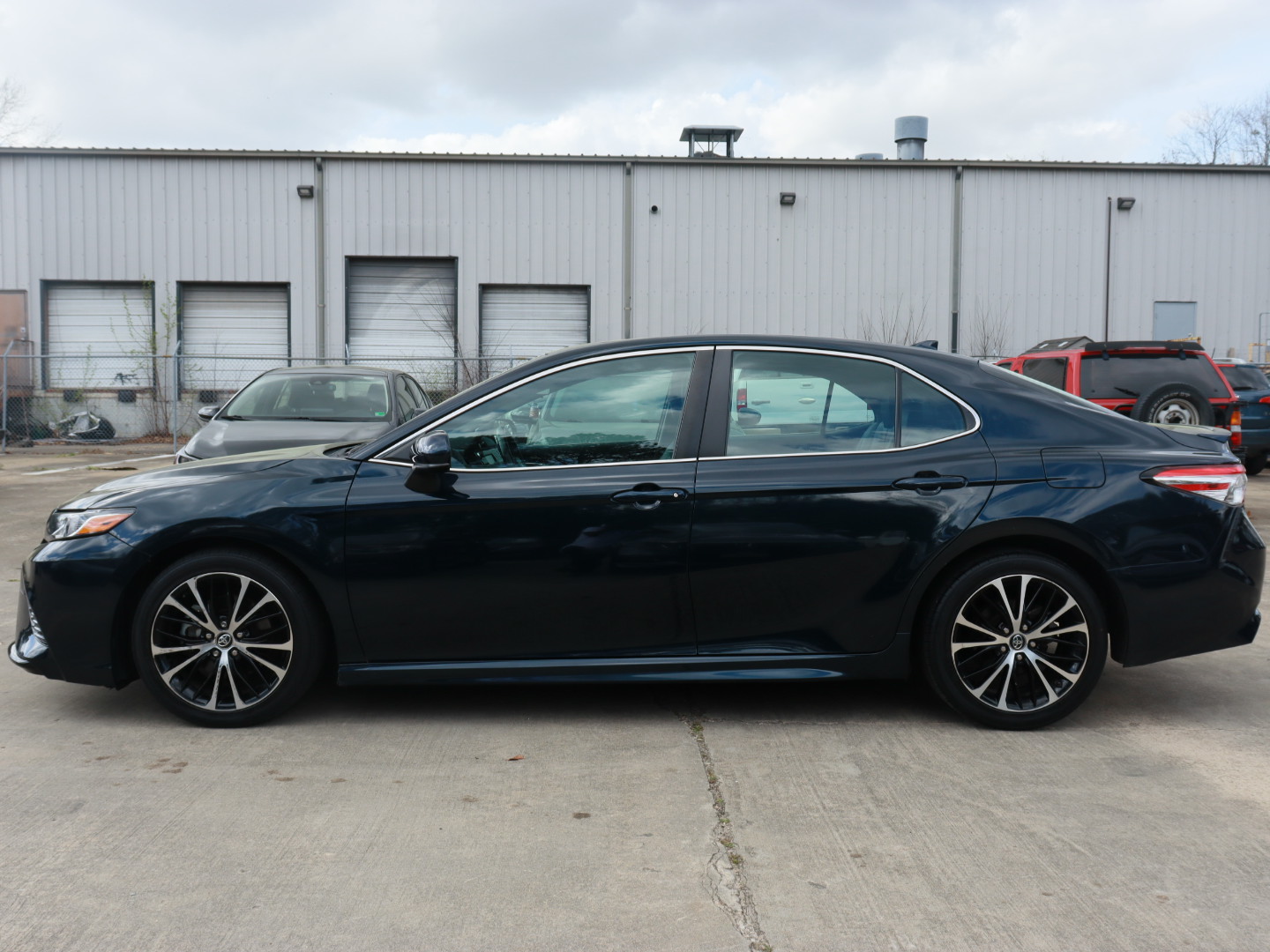 2020 Toyota Camry LE completo