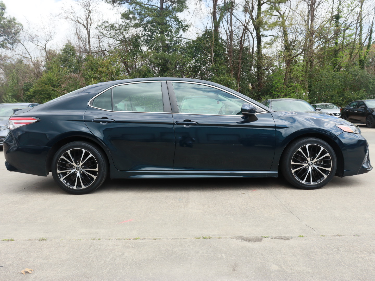 2020 Toyota Camry LE completo