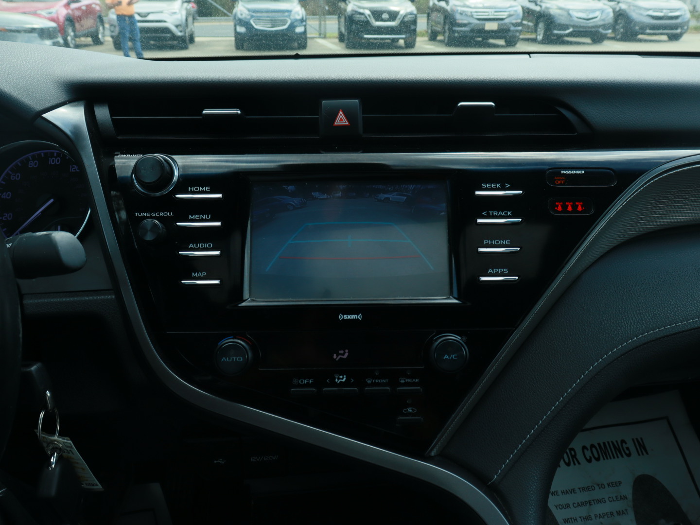 2020 Toyota Camry LE completo