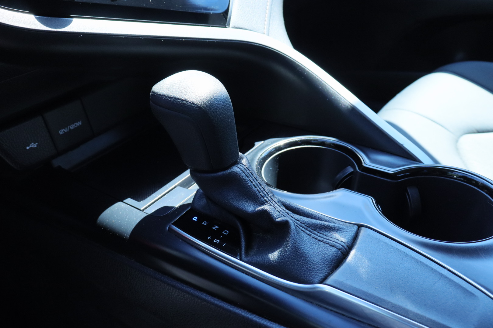 
								2020 Toyota Camry LE full									