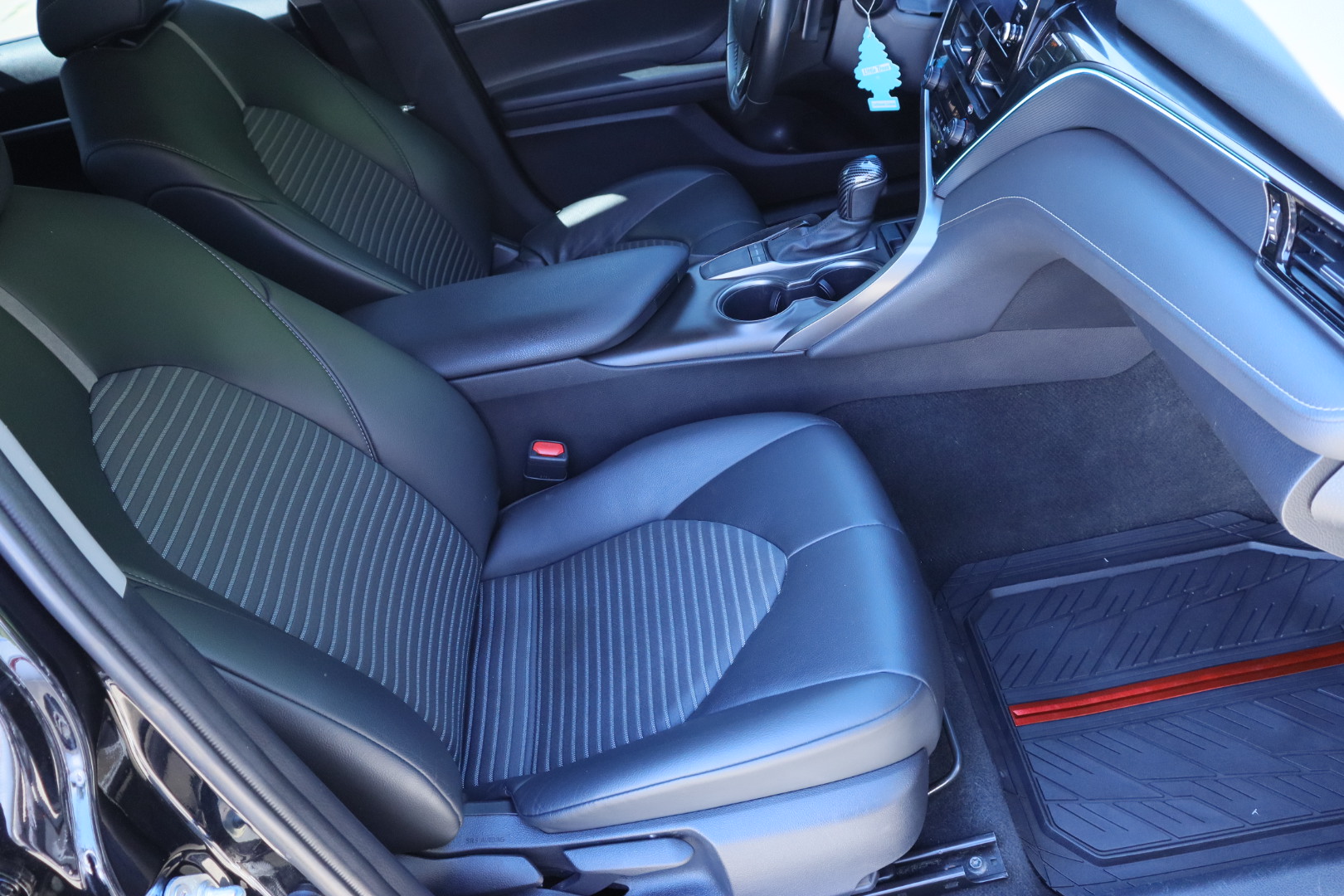 
								2023 Toyota Camry SE full									